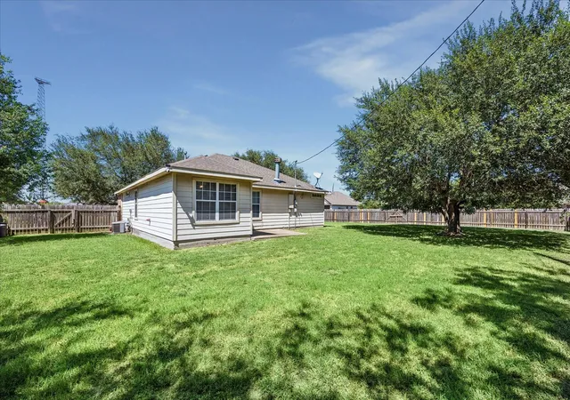 Photo 4 of Sale Pending at 101 Willow Ct, Navasota, TX 77868 | MLS# 61399561 | Listing updated on 2026-09-25