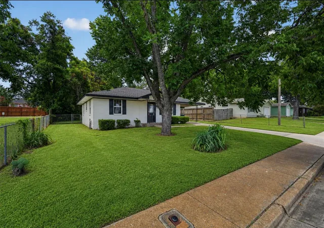Photo 3 of Single family home for sale at 803 W 1st Street, Brenham, TX 77833 | MLS# 84184764 | Listing updated on 2026-08-24