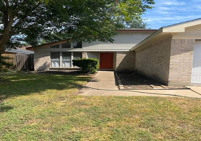 Photo 3 of Sale Pending at 16010 Vista Del Mar Dr, Houston, TX 77083 | MLS# 7617343 | Listing updated on 2026-09-21