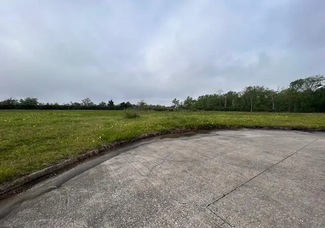 Photo 3 of Sale Pending at 7555 Coral Crk St, Beaumont, TX 77707 | MLS# 11303829 | Listing updated on 2026-04-10
