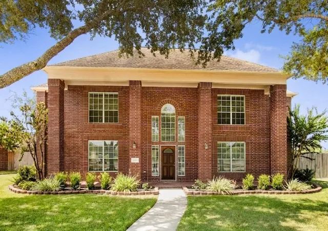 Photo 3 of Single family home for sale at 2913 Palmer Dr, Friendswood, TX 77546 | MLS# 82588086 | Listing updated on 2026-09-19