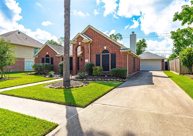3rd image of 3522 Pine Chase Dr, Pearland, TX 77581 | MLS# 86087795