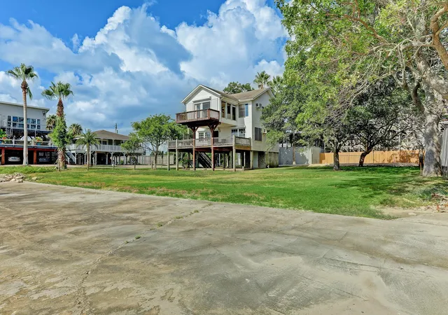 28th image of 308 Bay Ave, Kemah, TX 77565 | MLS# 70242832