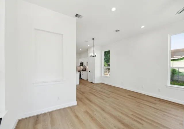 3rd image of 418 Delaware St, Houston, TX 77029 | MLS# 77319372