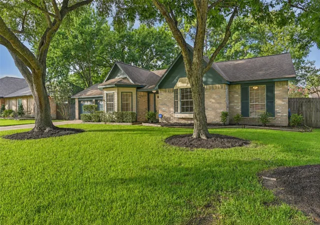 3rd image of 1504 Windsor Dr, Friendswood, TX 77546 | MLS# 41043999