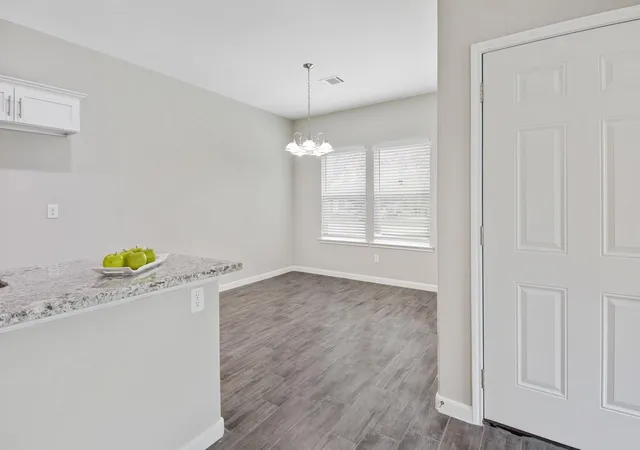 Listing Photo 4 - Condo for sale in building located at 5911 Westover St, Houston, TX 77033