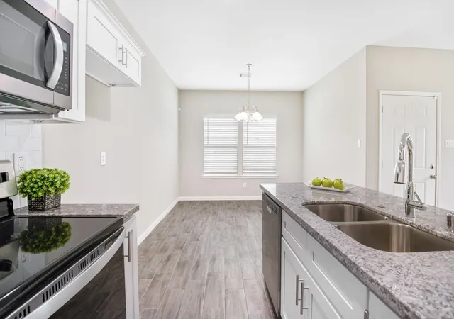 Listing Photo 5 - Condo for sale in building located at 5911 Westover St, Houston, TX 77033