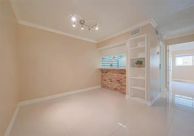 3rd image of 2121 Fountain View Dr #22, Houston, TX 77057 | MLS# 48680858