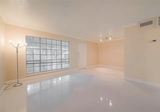 5th image of 2121 Fountain View Dr #22, Houston, TX 77057 | MLS# 48680858