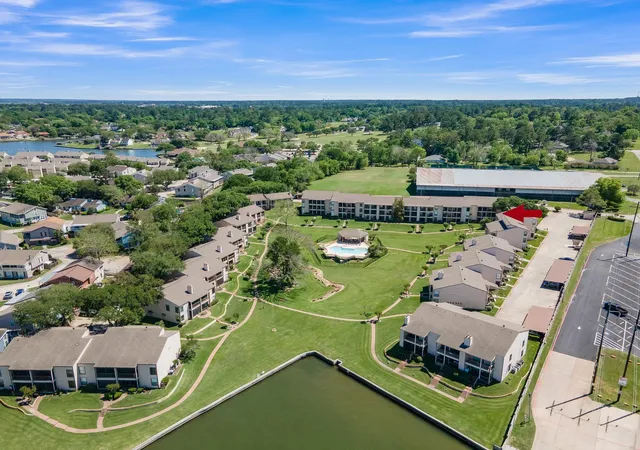 2nd image of 301 Lakeview Ter, Montgomery, TX 77356