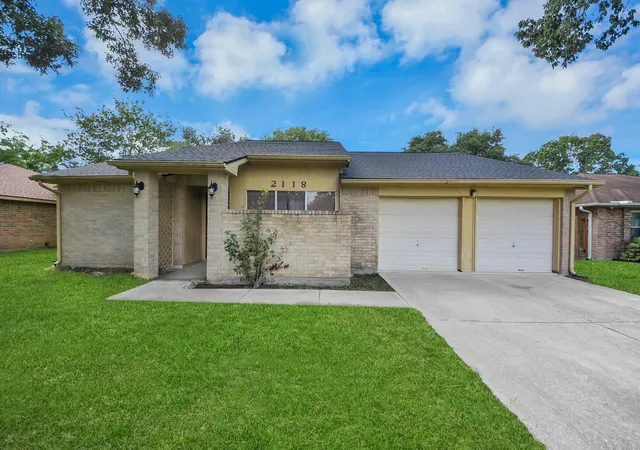 Photo 4 of Sale Pending at 2118 Pilgrims Bnd Dr, Friendswood, TX 77546 | MLS# 27396248 | Listing updated on 2026-08-28