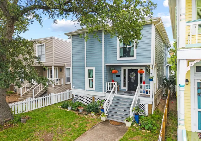 Photo 2 of Single family home for sale at 1219 Sealy St, Galveston, TX 77550 | MLS# 60097121 | Listing updated on 2026-09-20