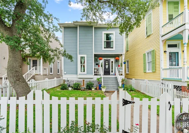 Photo 3 of Single family home for sale at 1219 Sealy St, Galveston, TX 77550 | MLS# 60097121 | Listing updated on 2026-09-20