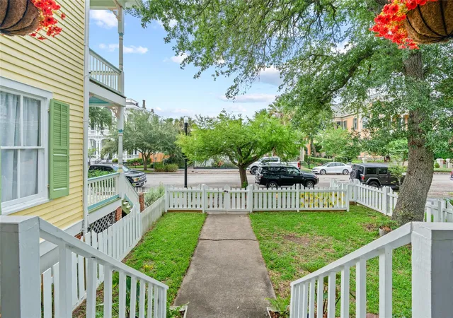 Photo 3 of Single family home for sale at 1219 Sealy St, Galveston, TX 77550 | MLS# 60097121 | Listing updated on 2026-09-20