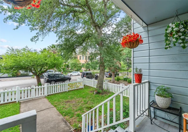 Photo 4 of Single family home for sale at 1219 Sealy St, Galveston, TX 77550 | MLS# 60097121 | Listing updated on 2026-09-20