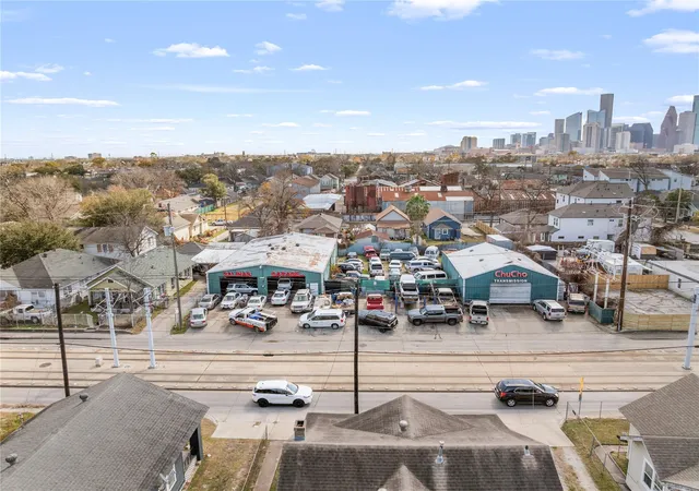 2nd image of 902 Boundary St, Houston, TX 77009 | MLS# 61960347