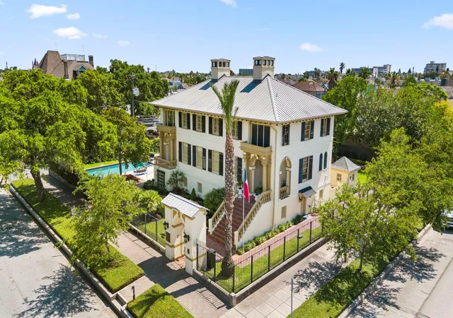 2nd image of 1301 Market St, Galveston, TX 77550 | MLS# 4146861