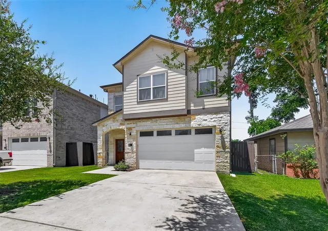 Photo 3 of Single family home for sale at 2211 Silverbonnet St, Houston, TX 77055 | MLS# 24575435 | Listing updated on 2026-08-05