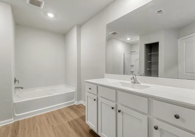 Photo 4 of Single family home for sale at 6418 Winter Elm St, Houston, TX 77048 | MLS# 49170047 | Listing updated on 2026-08-29