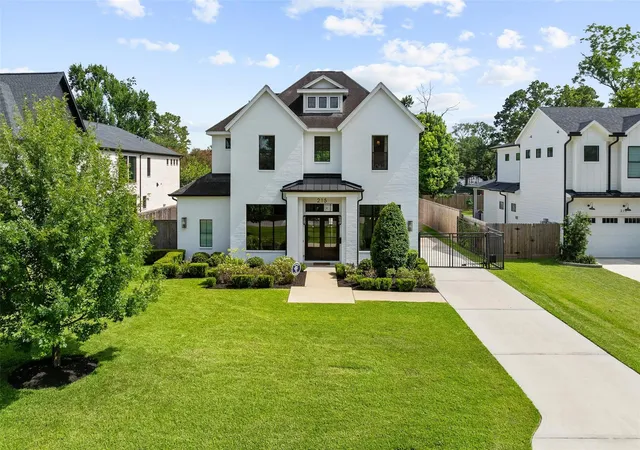 Photo 2 of Single family home for sale at 215 W 34th Street, Houston, TX 77018 | MLS# 55792521 | Listing updated on 2026-09-17