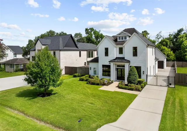 Photo 3 of Single family home for sale at 215 W 34th Street, Houston, TX 77018 | MLS# 55792521 | Listing updated on 2026-09-17