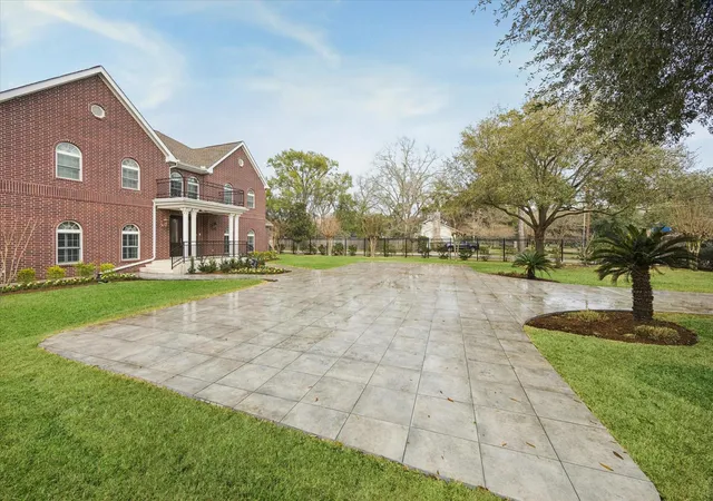 Photo 3 of Mansion for sale at 9206 Westview Dr, Houston, TX 77055 | MLS# 95718175 | Listing updated on 2026-09-20