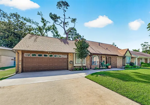 Photo 3 of Sale Pending at 1822 Peer Dr, Houston, TX 77043 | MLS# 81371306 | Listing updated on 2026-09-10