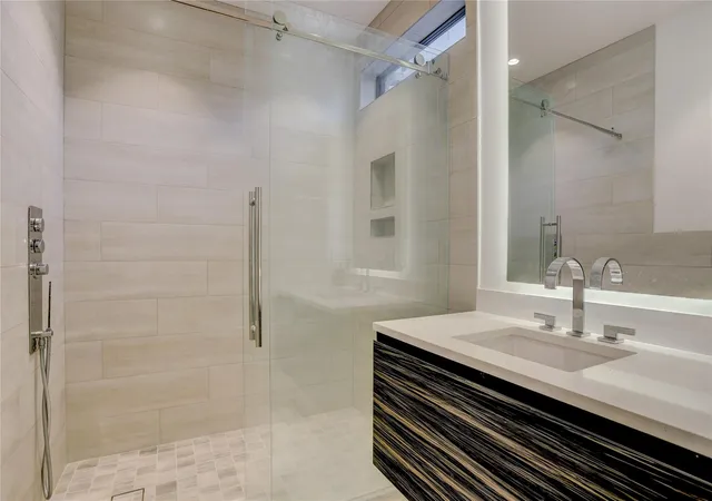 Photo 3 of Single family home for sale at 1807 Indiana St, Houston, TX 77019 | MLS# 18819348 | Listing updated on 2026-08-31