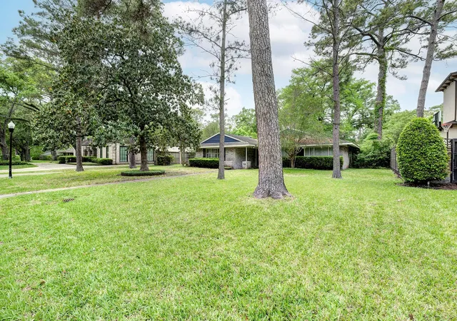 Photo 1 of Sale Pending at 713 W Creekside Dr, Houston, TX 77024 | MLS# 88370132 | Listing updated on 2026-08-02