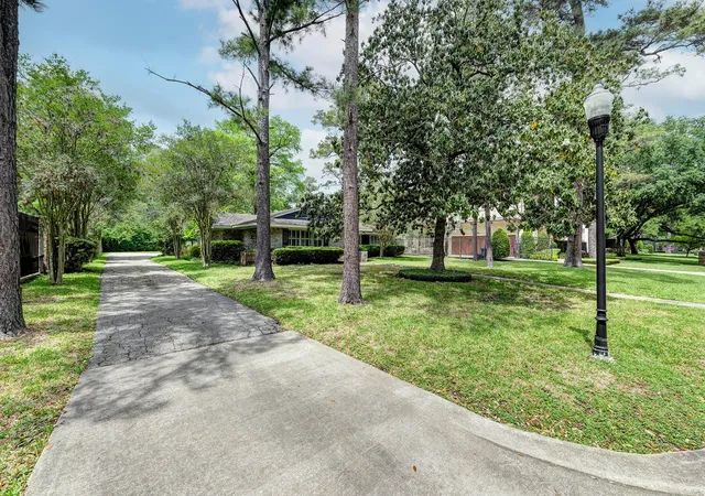 Photo 3 of Sale Pending at 713 W Creekside Dr, Houston, TX 77024 | MLS# 88370132 | Listing updated on 2026-08-02