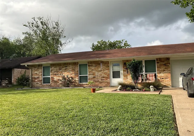 Homes for sale in Yoakum, TX | 105 Kimberly Ln, Yoakum, TX 77995 | MLS# 45433082