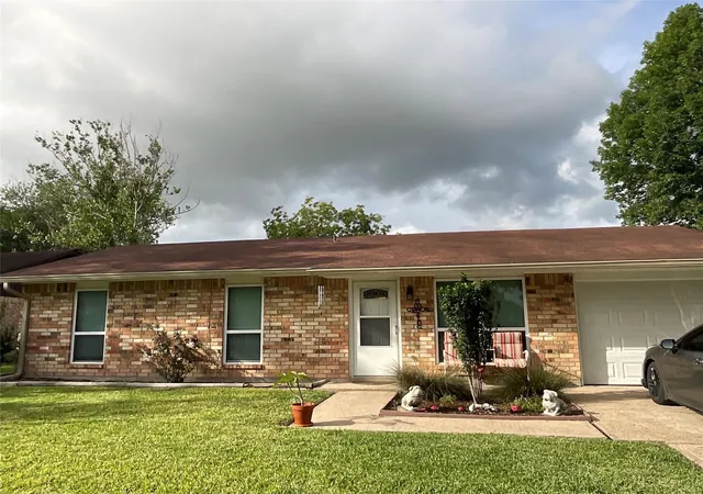 Photo 2 of Single family home for sale at 105 Kimberly Ln, Yoakum, TX 77995 | MLS# 45433082 | Listing updated on 2026-09-02