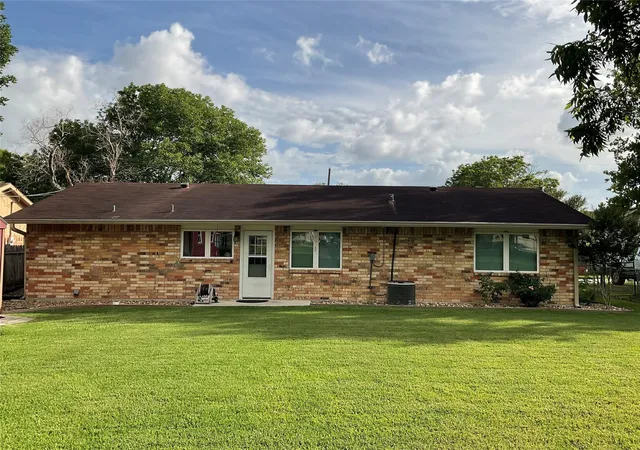 Photo 3 of Single family home for sale at 105 Kimberly Ln, Yoakum, TX 77995 | MLS# 45433082 | Listing updated on 2026-09-02