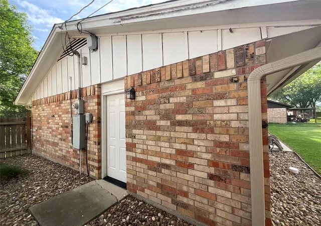 Photo 4 of Single family home for sale at 105 Kimberly Ln, Yoakum, TX 77995 | MLS# 45433082 | Listing updated on 2026-09-02