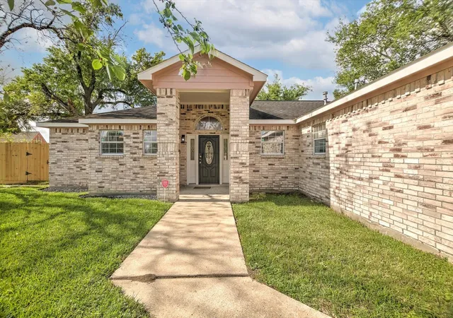 Photo 3 of Single family home for sale at 5418 Pershing St, Houston, TX 77033 | MLS# 8693977 | Listing updated on 2026-09-22
