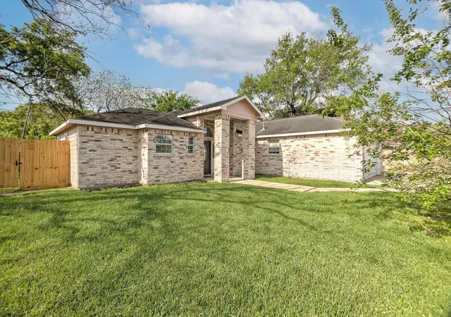Photo 4 of Single family home for sale at 5418 Pershing St, Houston, TX 77033 | MLS# 8693977 | Listing updated on 2026-09-22
