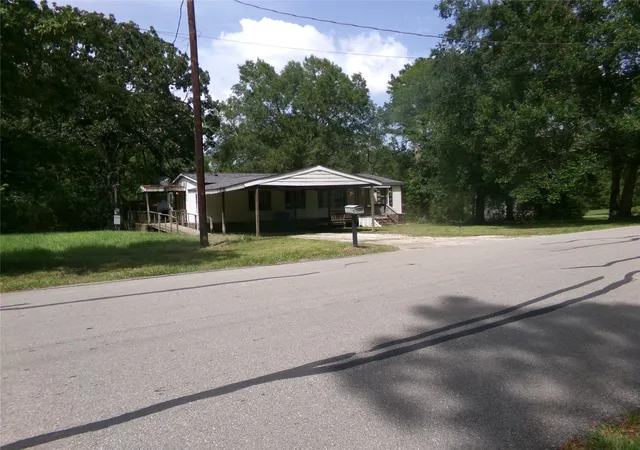2nd image of 121 Lake Rd, Huntsville, TX 77320 | MLS# 82751589
