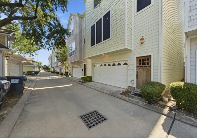 Photo 3 of Sale Pending at 1240 Prince St, Houston, TX 77008 | MLS# 22142113 | Listing updated on 2026-09-07