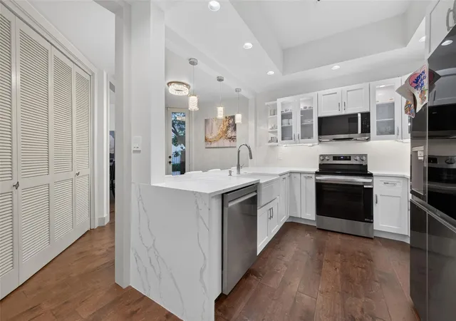 2nd image of 6000 Sugar Hill Dr #17, Houston, TX 77057 | MLS# 51389153