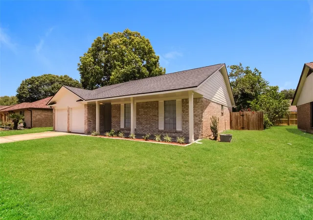Photo 2 of Single family home for sale at 1611 Pecan Holw St, Pearland, TX 77581 | MLS# 95336423 | Listing updated on 2026-08-27