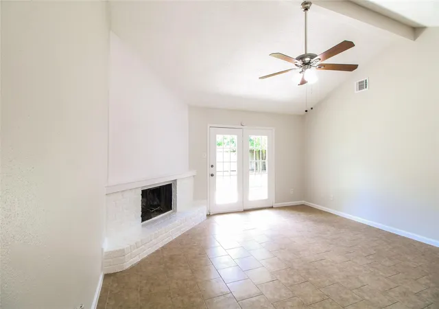 Photo 4 of Single family home for sale at 1611 Pecan Holw St, Pearland, TX 77581 | MLS# 95336423 | Listing updated on 2026-08-27