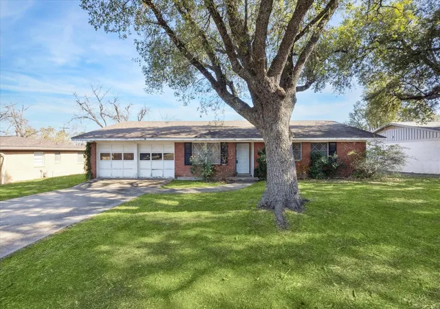 Photo 1 of Sale Pending at 11515 Oak Trl, Austin, TX 78753 | MLS# 25674073 | Listing updated on 2026-07-30