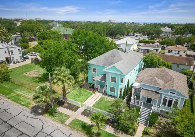 Photo 3 of Single family home for sale at 3525 O Ave, Galveston, TX 77550 | MLS# 54096977 | Listing updated on 2026-04-03