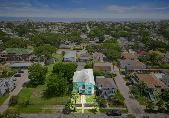 Photo 3 of Single family home for sale at 3525 O Ave, Galveston, TX 77550 | MLS# 54096977 | Listing updated on 2026-04-03