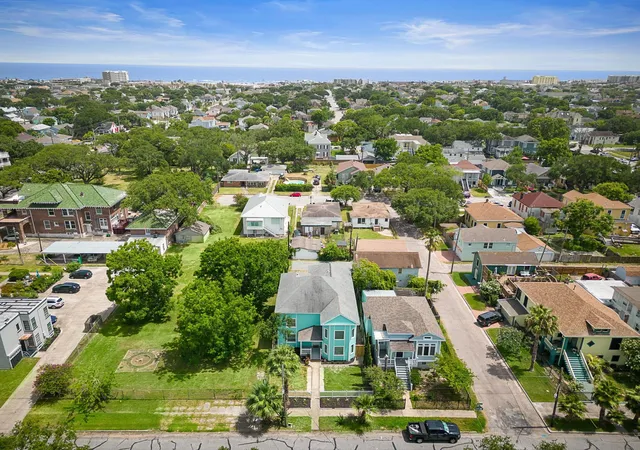 Photo 4 of Single family home for sale at 3525 O Ave, Galveston, TX 77550 | MLS# 54096977 | Listing updated on 2026-04-03