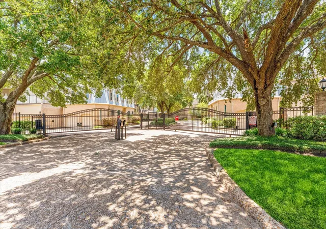2nd image of 48 Bayou Pointe Dr, Houston, TX 77063 | MLS# 93003209