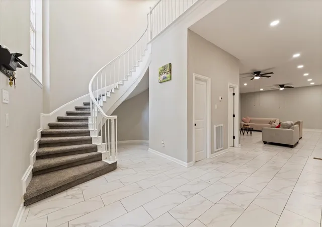 3rd image of 48 Bayou Pointe Dr, Houston, TX 77063 | MLS# 93003209
