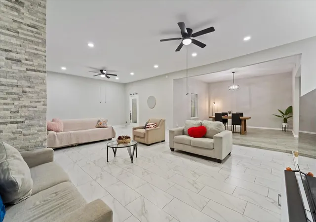 4th image of 48 Bayou Pointe Dr, Houston, TX 77063 | MLS# 93003209