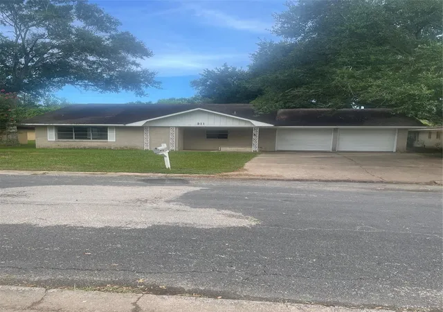 1st image of 911 Roberts St, El Campo, TX 77437 | MLS# 67392675