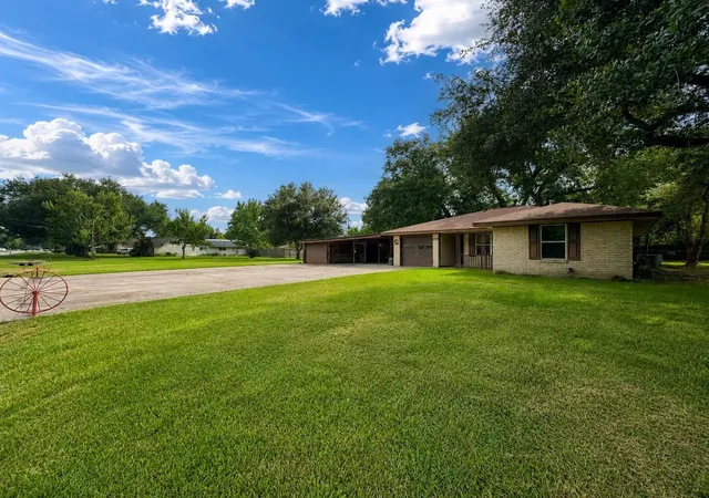 Photo 3 of Single family home for sale at 12711 Britt Rd, Pearland, TX 77581 | MLS# 50896038 | Listing updated on 2026-08-29